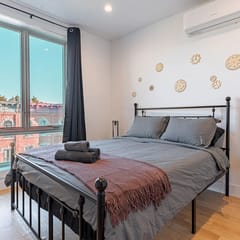 Industrial 1bd w/ Balcony • Bushwick Escape
