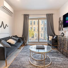 Mixed Modern Hideaway: Cozy 1BR & Balcony
