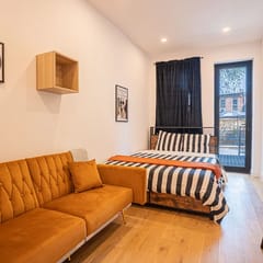 Modern 2BR & Basement Brooklyn Stay and Backyard