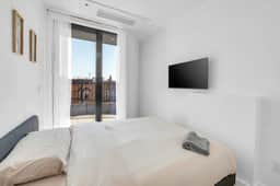 Bright Modern Retreat with Balcony - Image 4