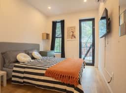 Chic & Modern 3BR Retreat in the Heart of Brooklyn - Image 4