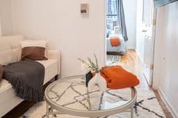 Chic 2BD Upper East Side Retreat - Image 3