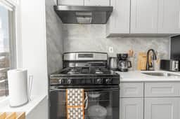 Comfy 2B Near LGA & Subway with Washer/Dryer - Image 3