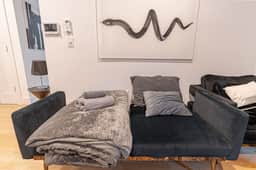 Mixed Modern Hideaway: Cozy 1BR & Balcony - Image 4