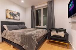 Mixed Modern Hideaway: Cozy 1BR & Balcony - Image 2
