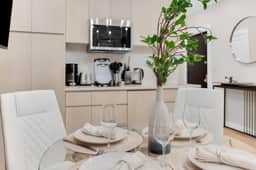 Modern 3Bd Rose Hills Manhattan Terrace Space - Image 2