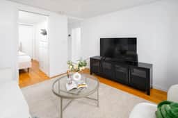 Radiant 1BR Haven in Lower East Side - Image 4