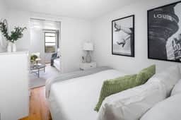 Radiant 1BR Haven in Lower East Side - Image 2
