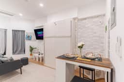 Stylish & Renovated Studio near Train - Image 3