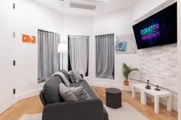 Stylish & Renovated Studio near Train - Image 2