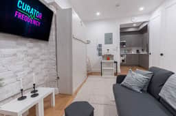 Stylish & Renovated Studio near Train - Image 5