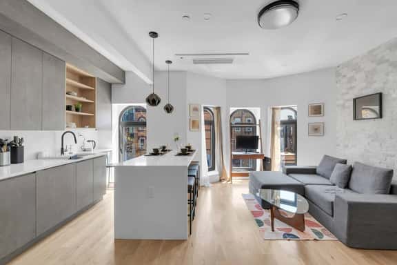 Bright Modern Retreat with Balcony - Image 1