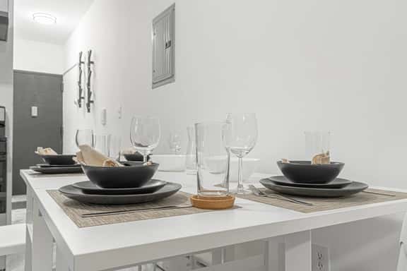 Modern 2BR Near LaGuardia & Subways - Image 1