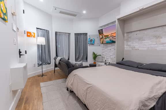 Stylish & Renovated Studio near Train - Image 1