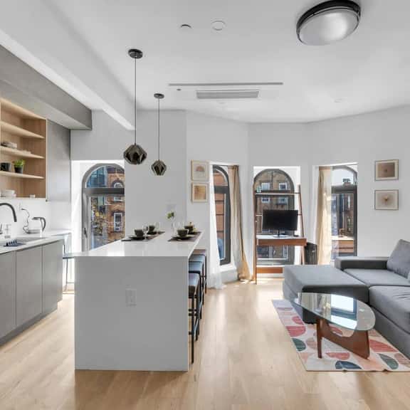 Bright Modern Retreat with Balcony - Image 1