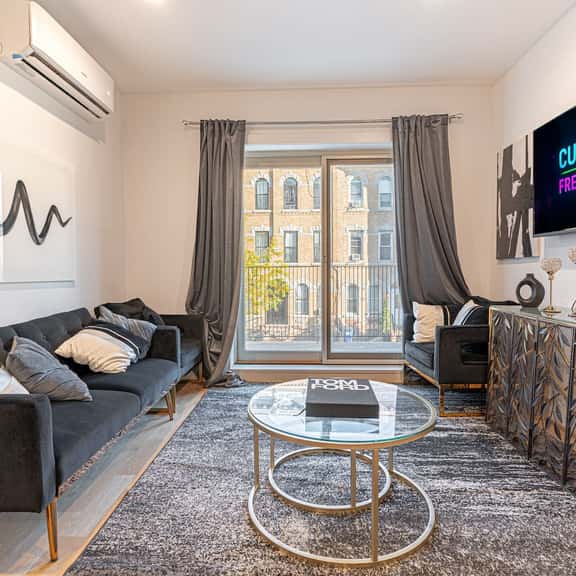 Mixed Modern Hideaway: Cozy 1BR & Balcony - Image 1