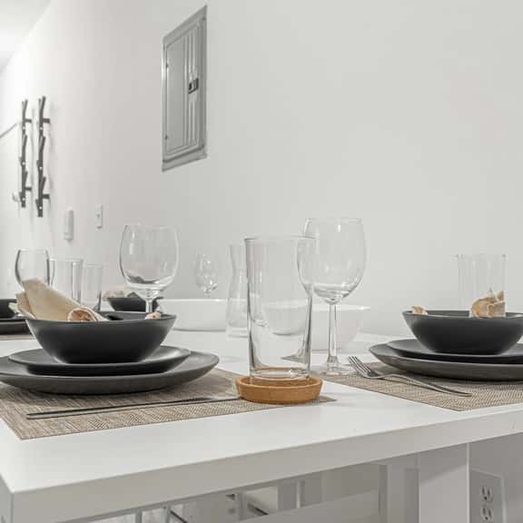 Modern 2BR Near LaGuardia & Subways - Image 1