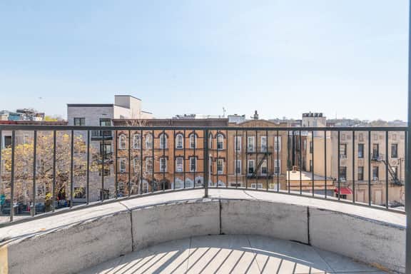 Bright Modern Retreat with Balcony - Image 3