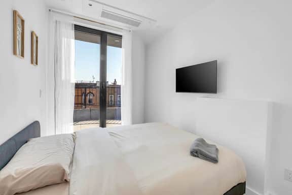 Bright Modern Retreat with Balcony - Image 4