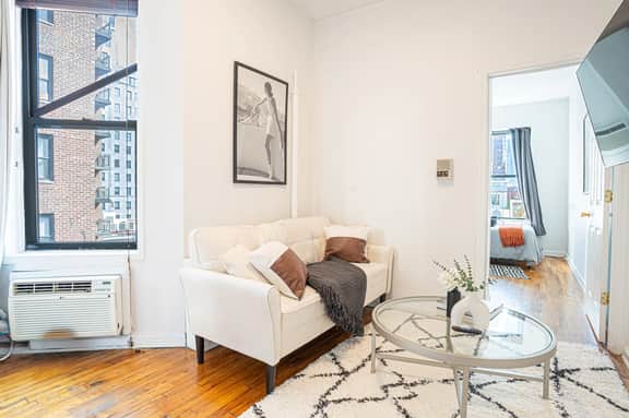 Chic 2BD Upper East Side Retreat - Image 2