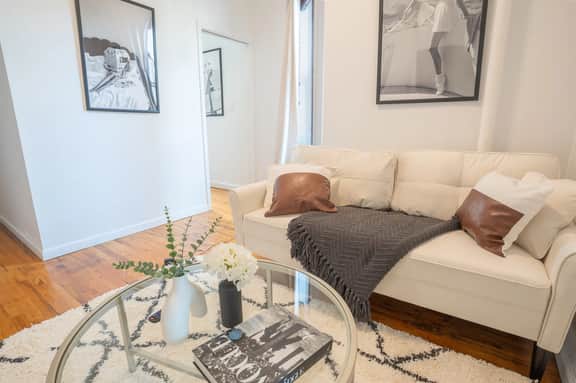 Chic 2BD Upper East Side Retreat - Image 4
