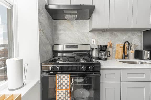 Comfy 2B Near LGA & Subway with Washer/Dryer - Image 3