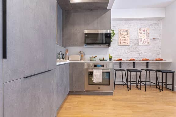 Cozy & Chic Renovated Brooklyn with Balcony - Image 5