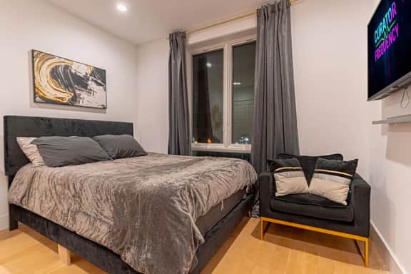 Mixed Modern Hideaway: Cozy 1BR & Balcony - Image 2