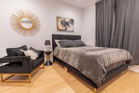 Mixed Modern Hideaway: Cozy 1BR & Balcony - Image 5