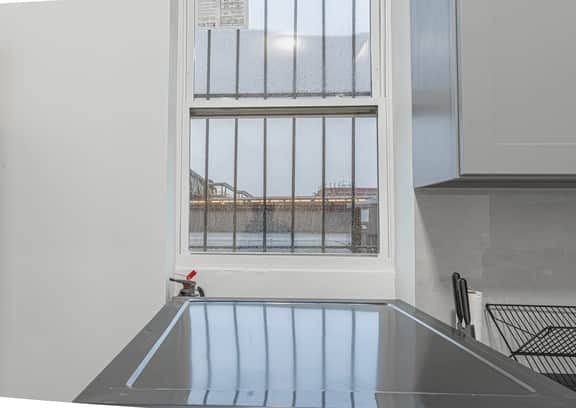 Modern 2BR Near LaGuardia & Subways - Image 4
