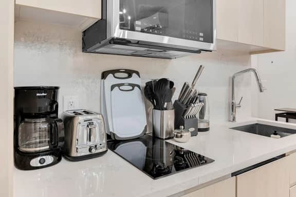 Modern 3Bd Rose Hills Manhattan Terrace Space - Image 3