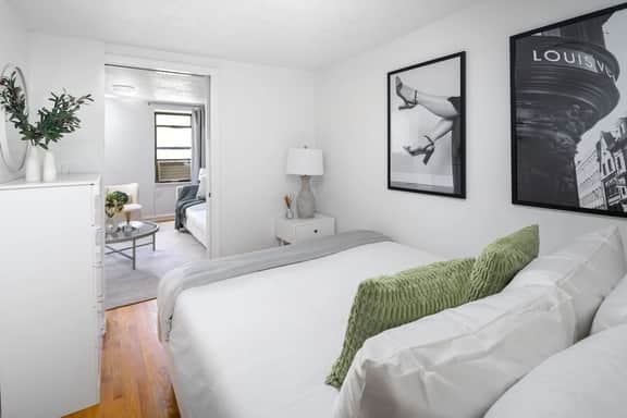 Radiant 1BR Haven in Lower East Side - Image 2