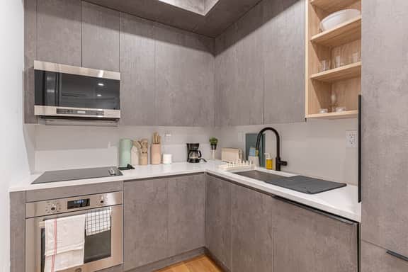 Stylish & Renovated Studio near Train - Image 4