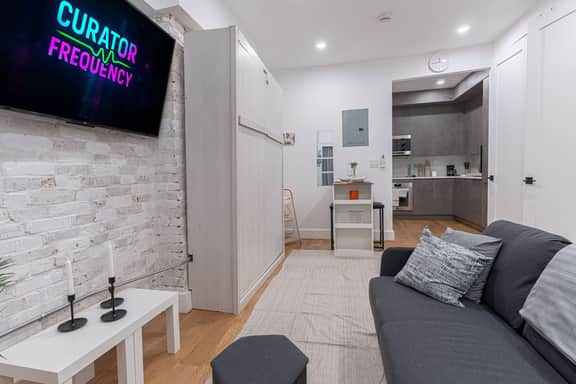 Stylish & Renovated Studio near Train - Image 5