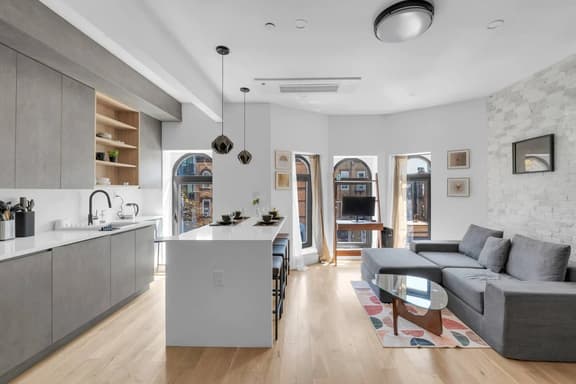 Bright Modern Retreat with Balcony - Image 1
