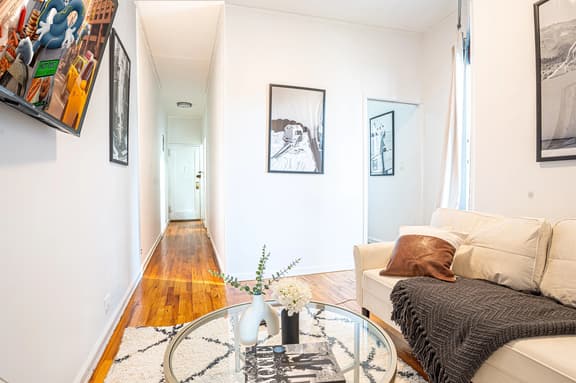 Chic 2BD Upper East Side Retreat - Image 1