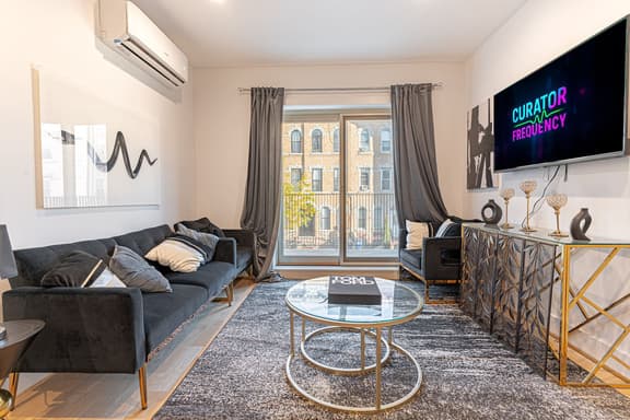 Mixed Modern Hideaway: Cozy 1BR & Balcony - Image 1