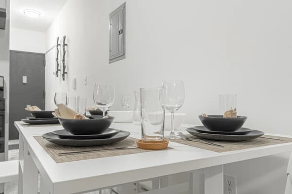 Modern 2BR Near LaGuardia & Subways - Image 1