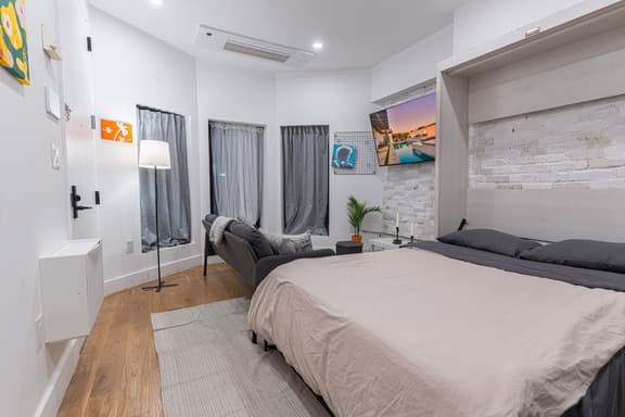 Stylish & Renovated Studio near Train - Image 1